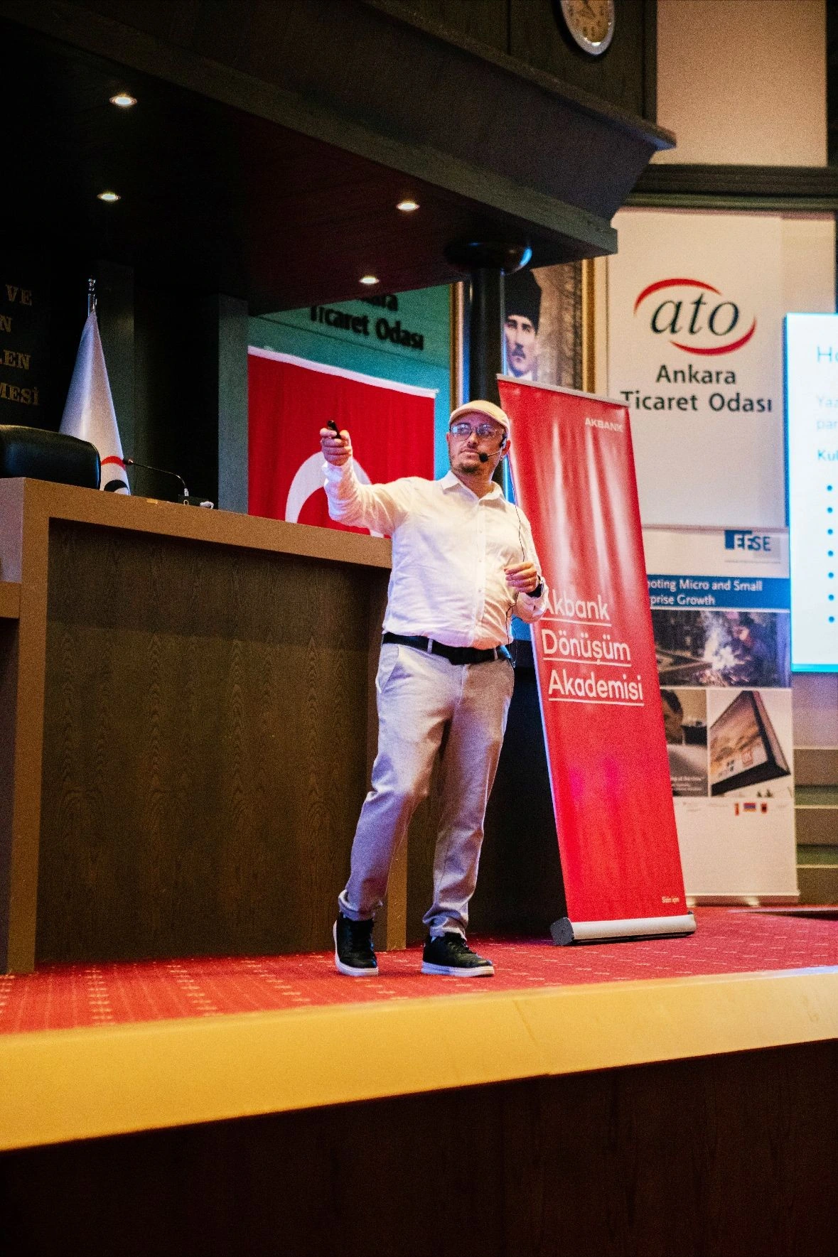 Serhat Atik Ankara Ticaret Odası'nda e-ticaret eğitimi verirken